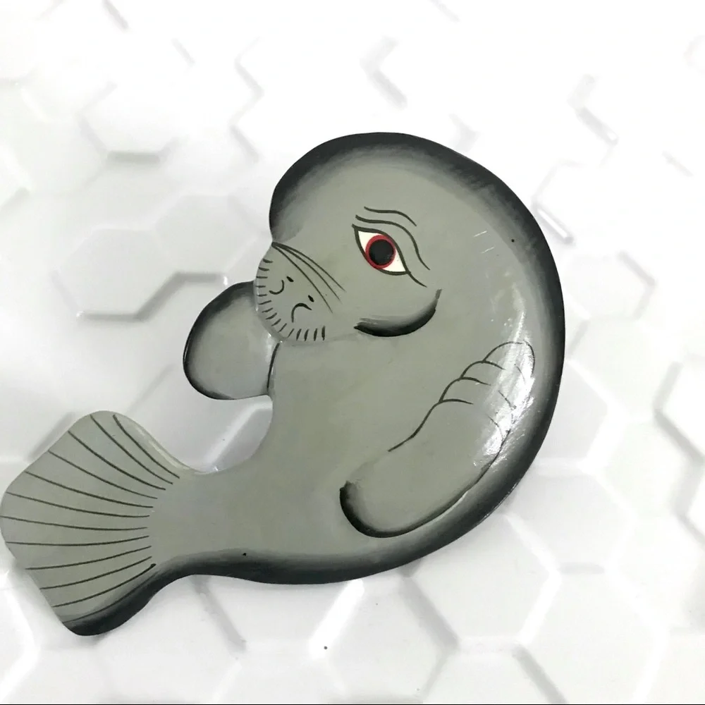 Vintage 1980’s wooden handpainted manatee shirt pull tie loop accesso - Picture 2 of 3